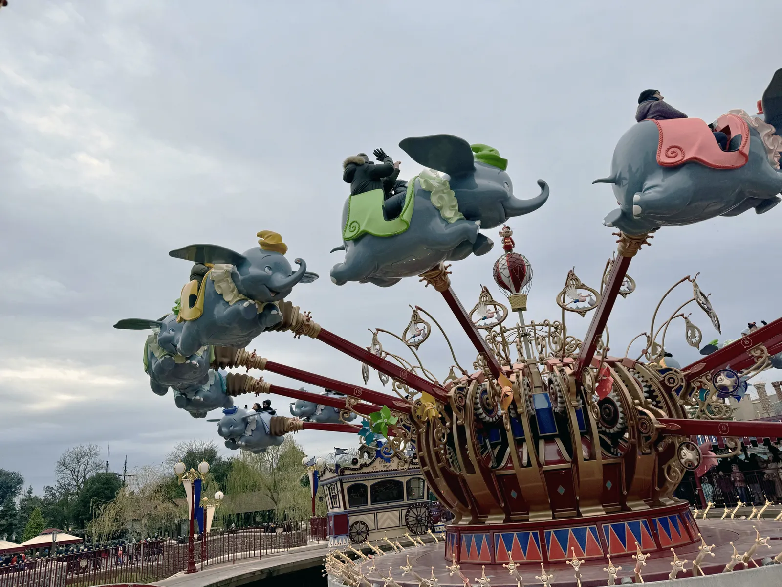 Manège Dumbo the Flying Elephant à Fantasyland, éléphants gris suspendus en cercle autour du personnage de Timothy avec tentes de cirque colorées