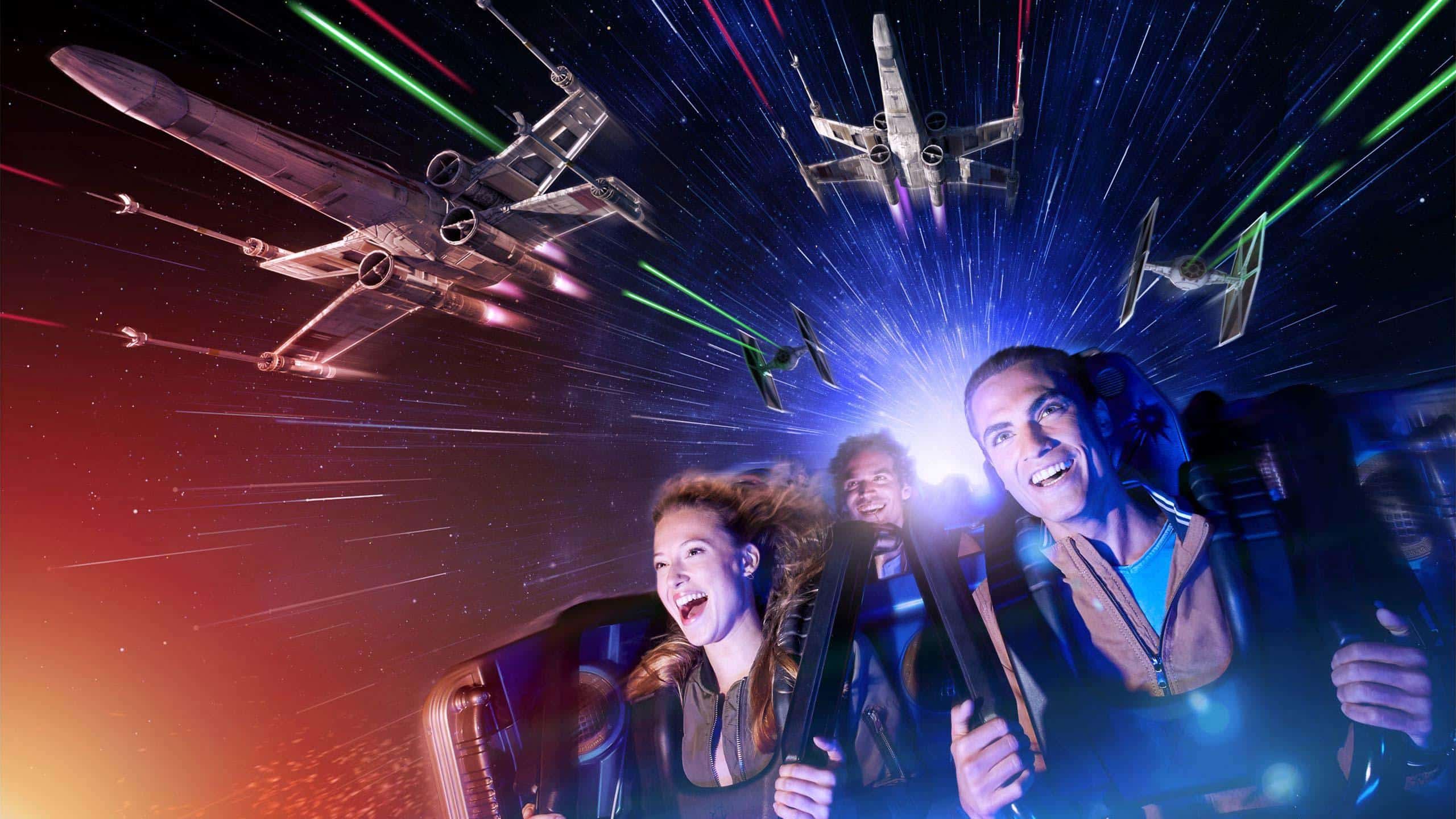 Façade de l'attraction Hyperspace Mountain à Discoveryland, vaisseau spatial bleu nuit intégré dans une montagne avec néons et logo Star Wars