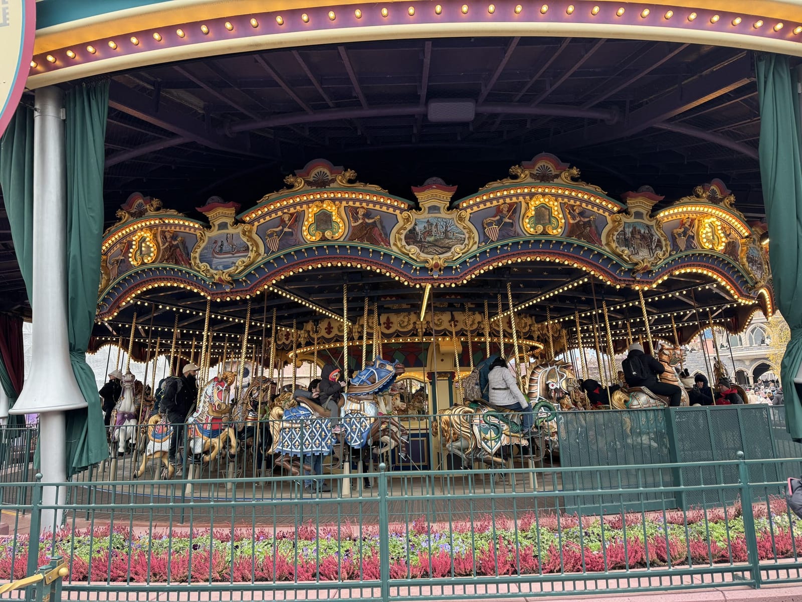 Le Carrousel de Lancelot à Fantasyland, manège à chevaux avec dorures à la feuille d'or 24 carats et bannières médiévales colorées