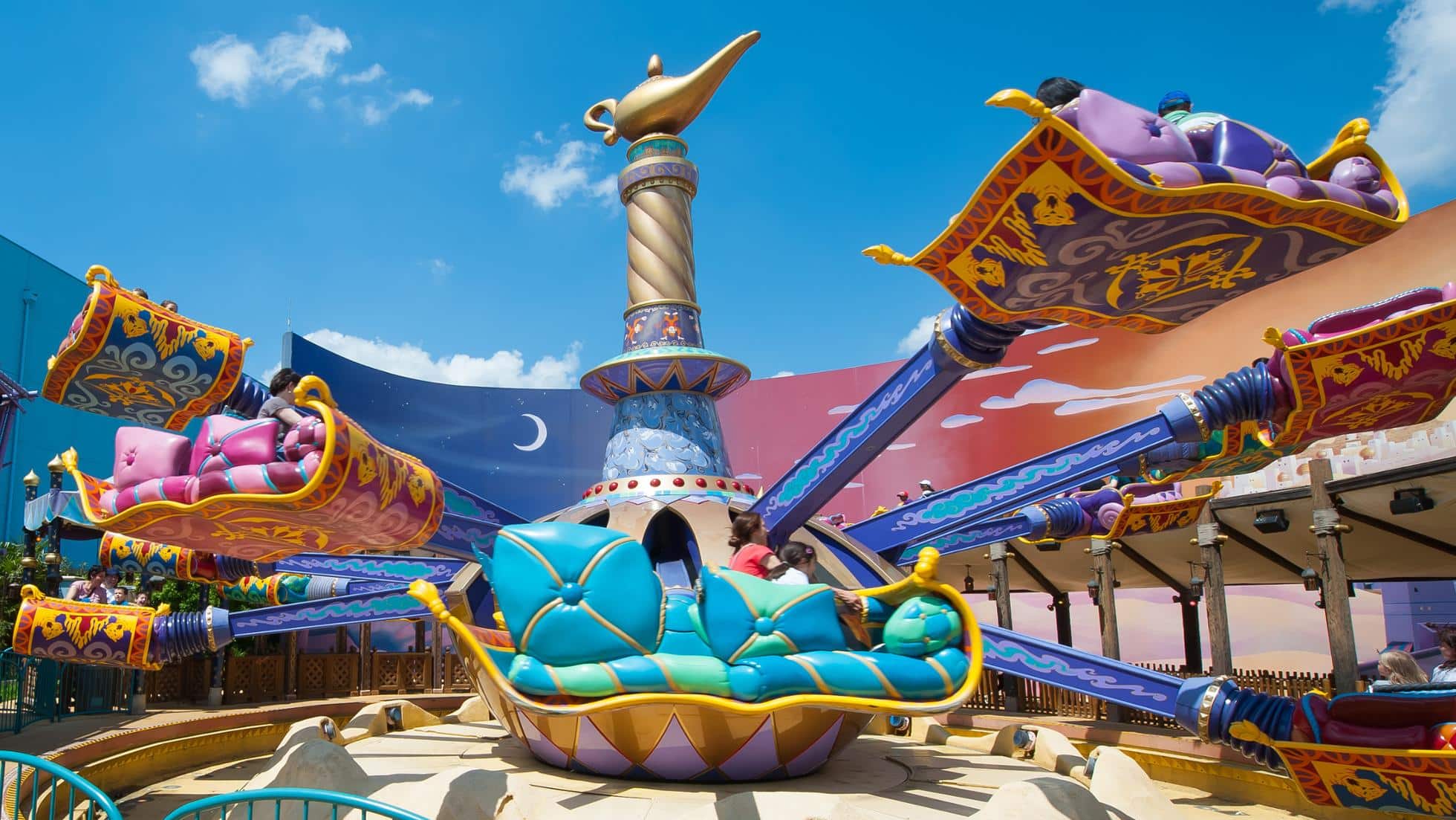 Manège Les Tapis Volants Flying Carpets Over Agrabah à Toon Studio, tapis volants colorés tournant autour d'une djinn géante dans un décor de plateau de tournage