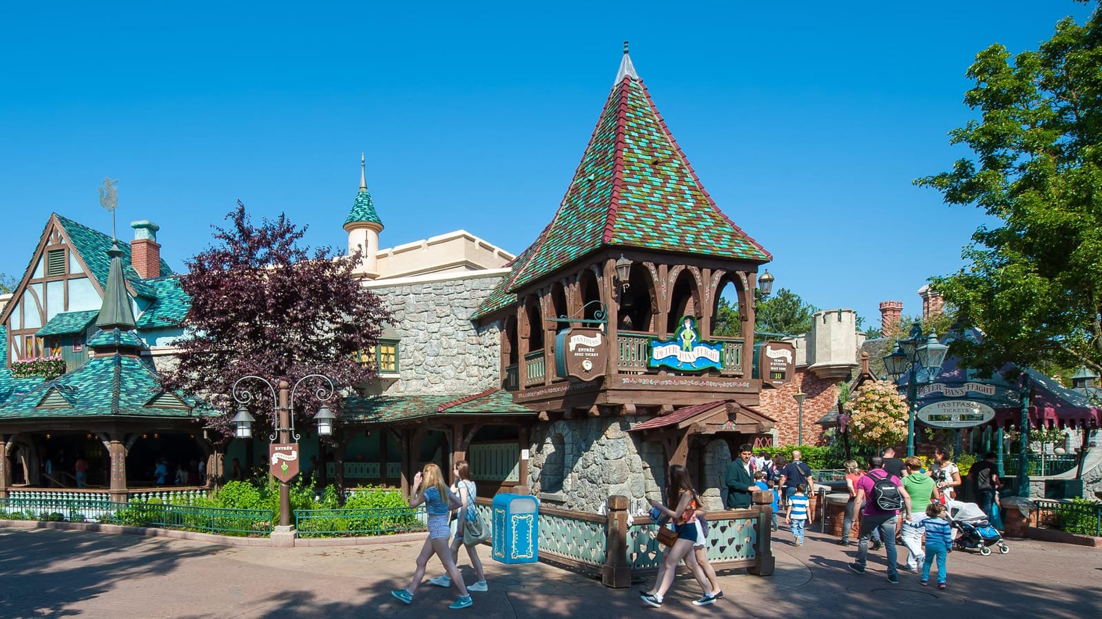 File d’attente de Peter Pan’s Flight à Fantasyland, bateau pirate suspendu au plafond avec décor nocturne de Londres illuminé en miniature
