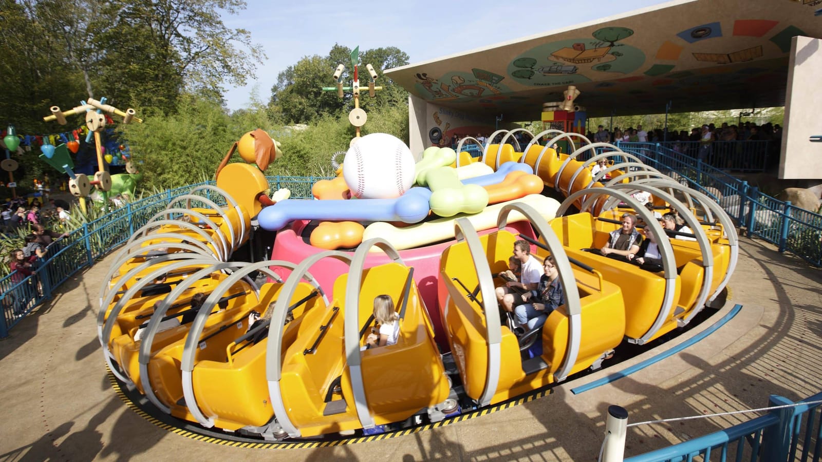 Manège Slinky Dog Zigzag Spin à Worlds of Pixar, train chenille Slinky en spirale sur fond de jouets géants de la chambre d'Andy