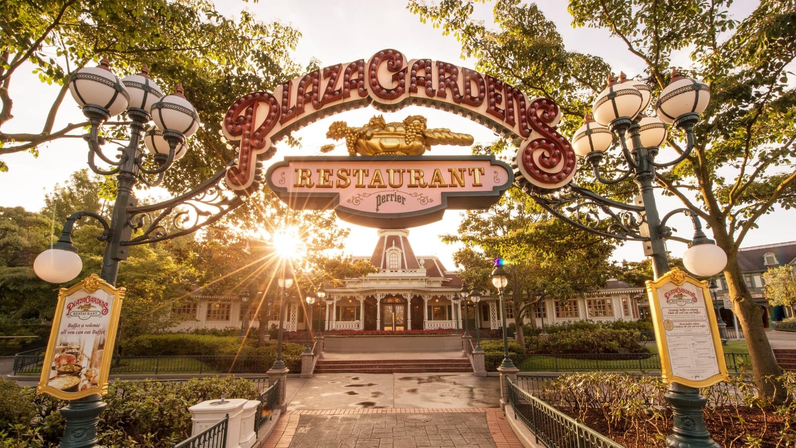 Salle du Plaza Gardens sur Main Street USA, pavillon victorien avec miroirs biseautés, velours rose et vert, porcelaines décoratives et grandes baies vitrées