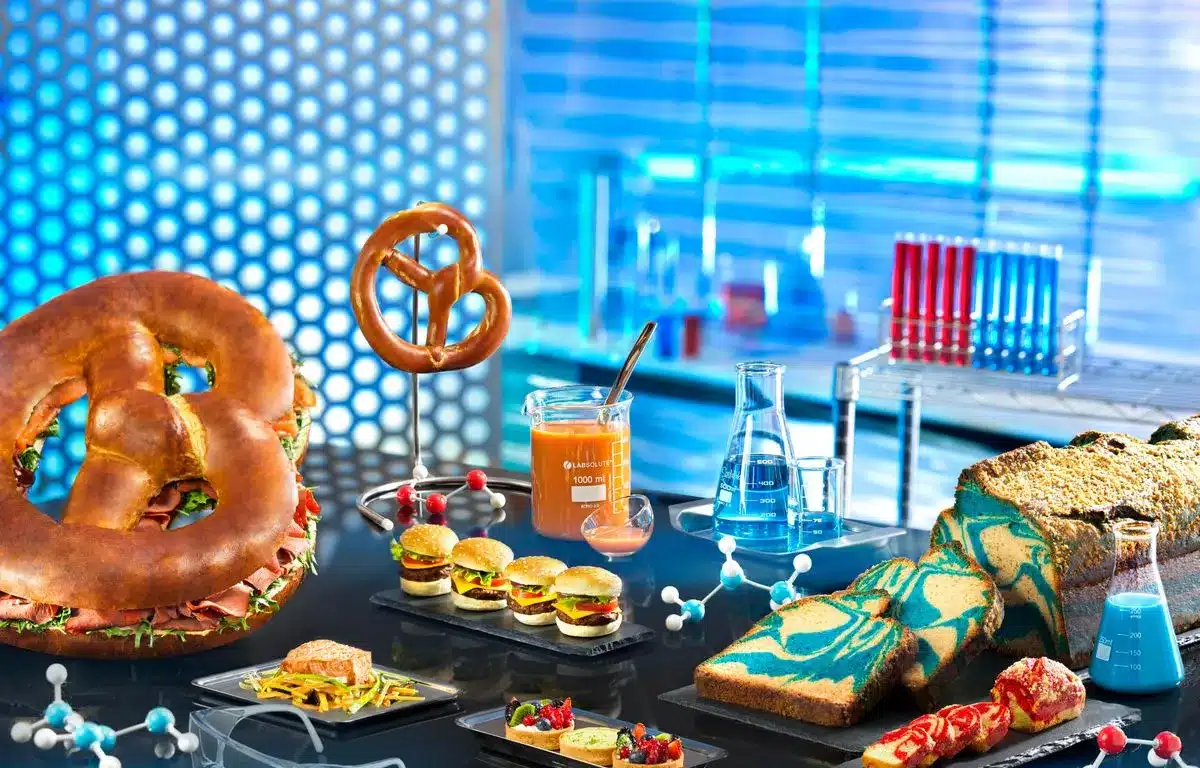 Salle du PYM Kitchen dans Avengers Campus, buffet à volonté dans un décor de laboratoire du Dr Hank Pym avec aliments de tailles improbables et tubes à essai comme carafes