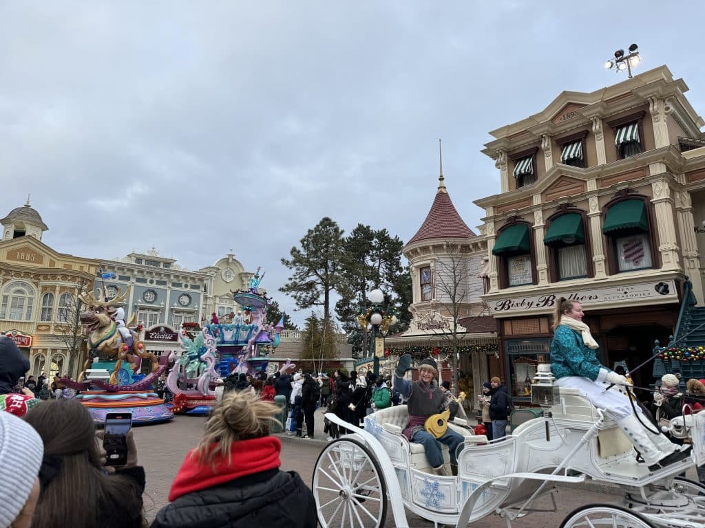 Parade de la reine des neiges à Disneyland Paris avec un carrosse